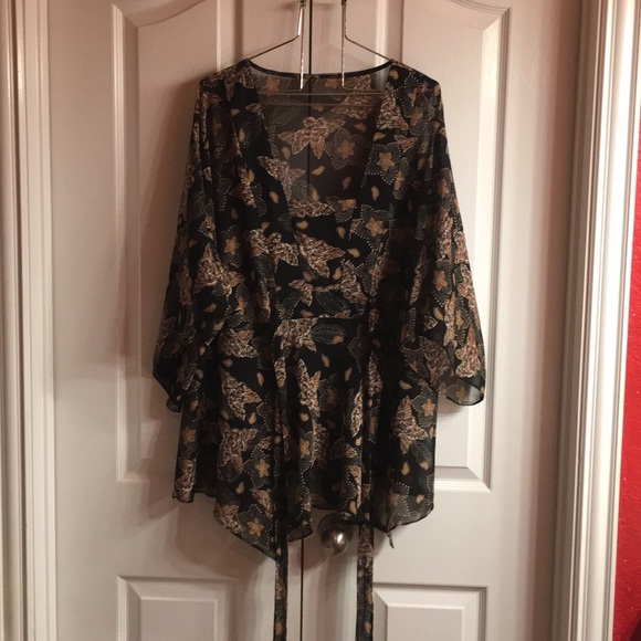 Beautiful flutter 3/4 sleeve blouse adjustable - Picture 6 of 7